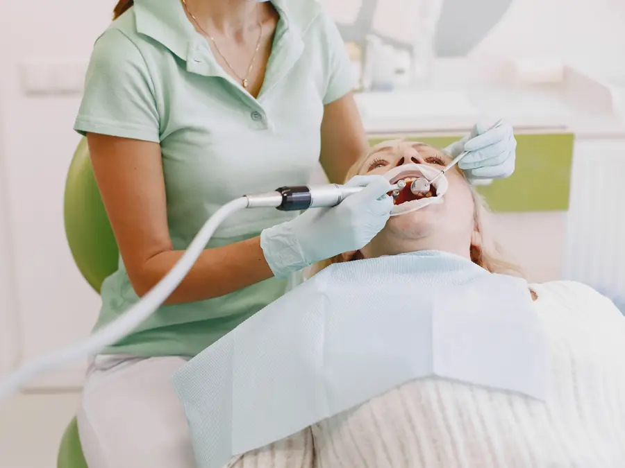 Igienizare dentară profesională în cabinet